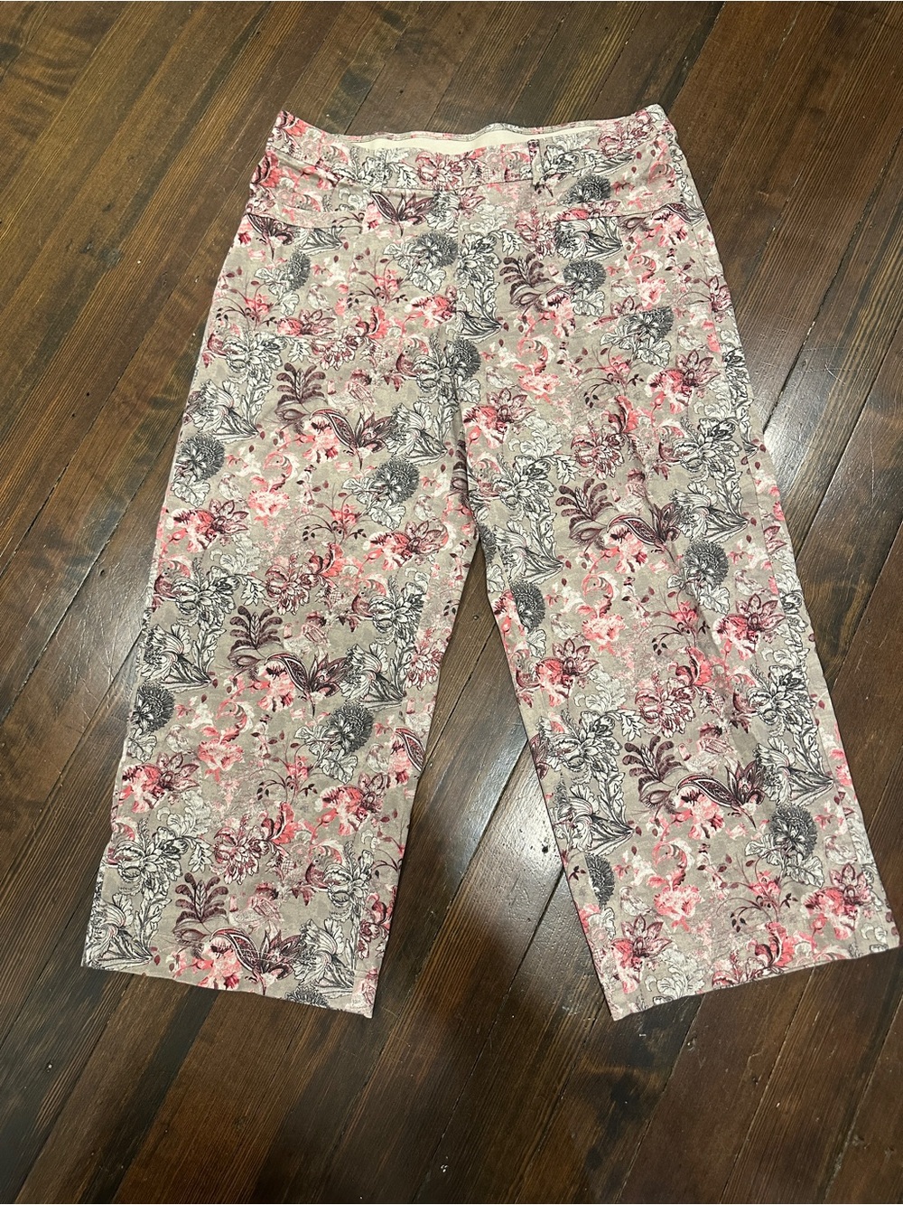 Chico’s 2.5 (size14) Women’s Floral Pattern Capri Pants in Pink & Gray